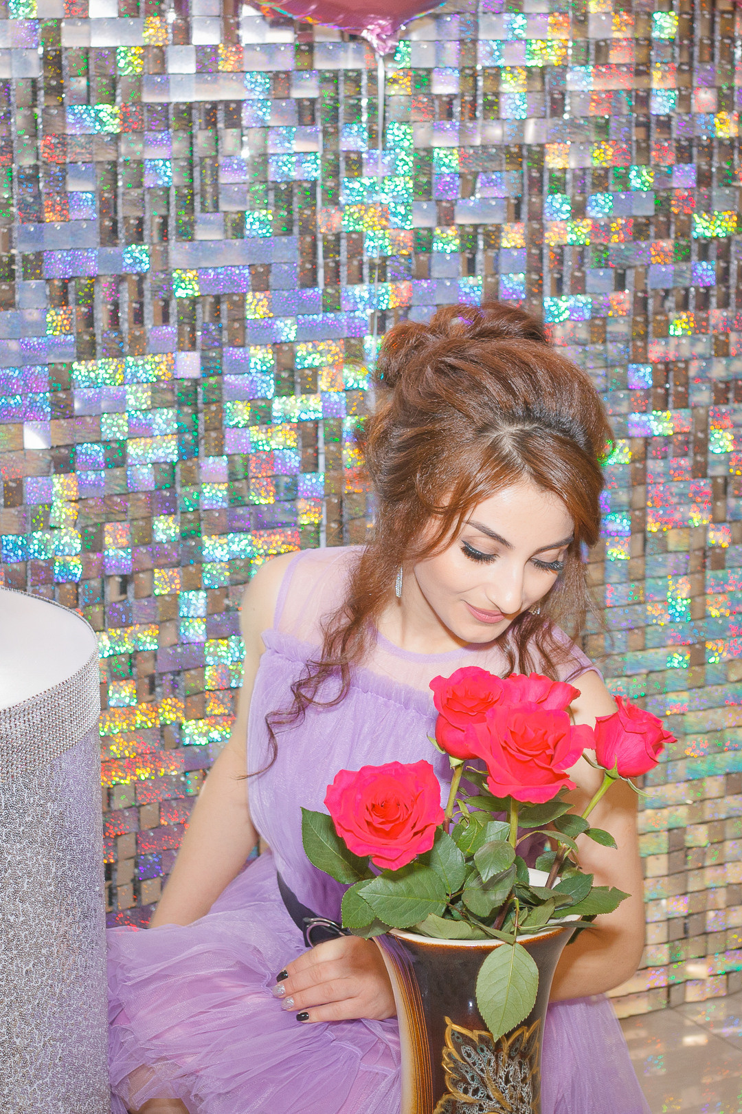 Женщина с букетом на фоне красивой фотозоны