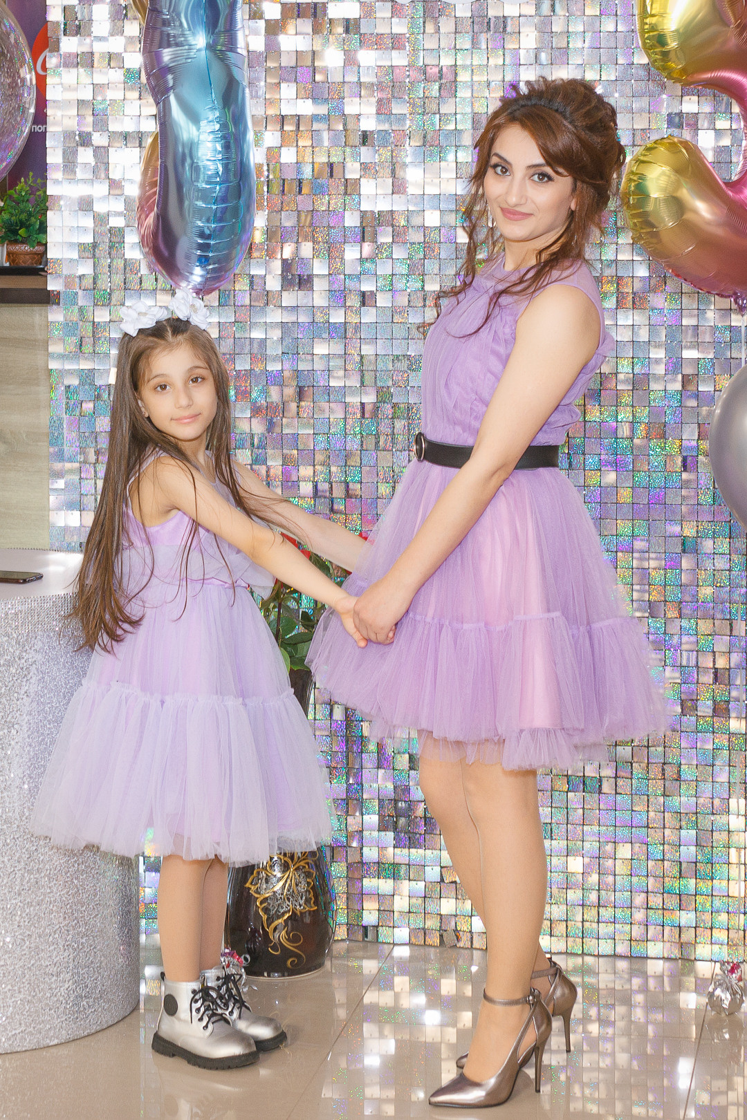 Мама и дочка на армянском празднике в ресторане