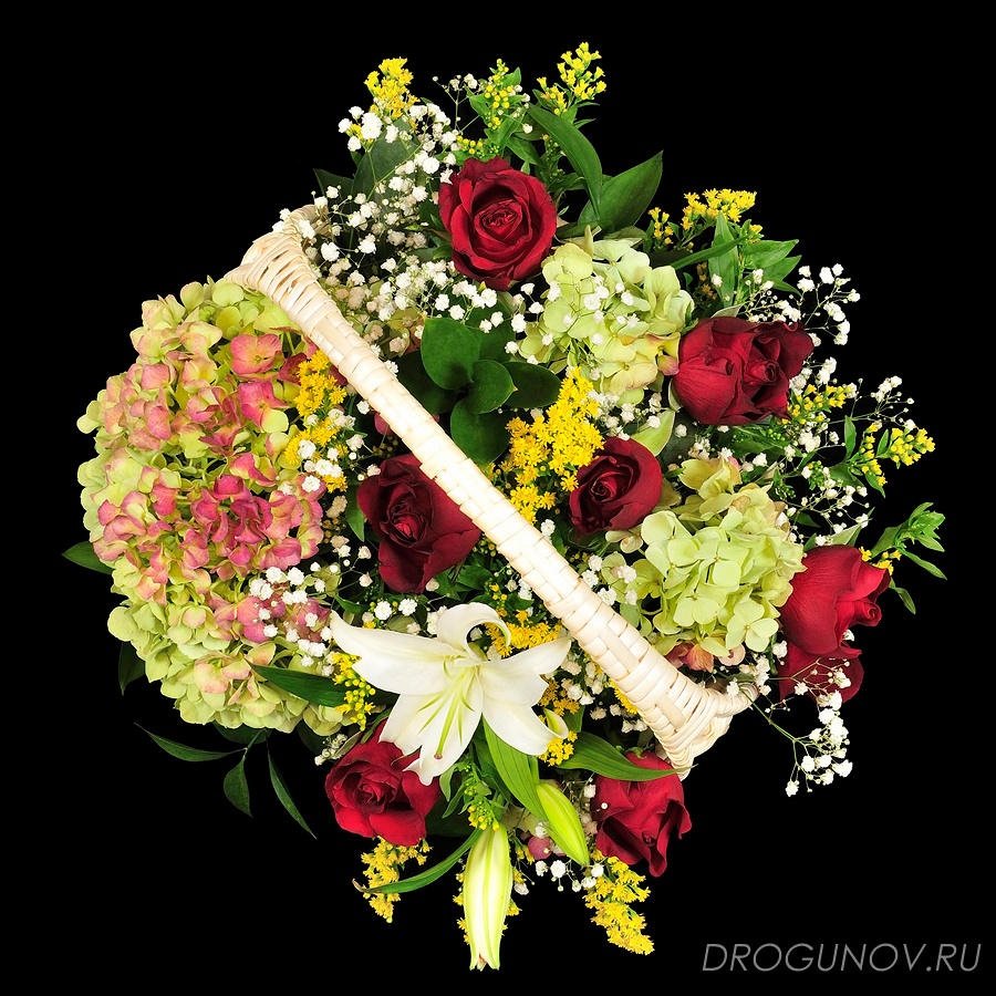 букет в корзине на черном фоне