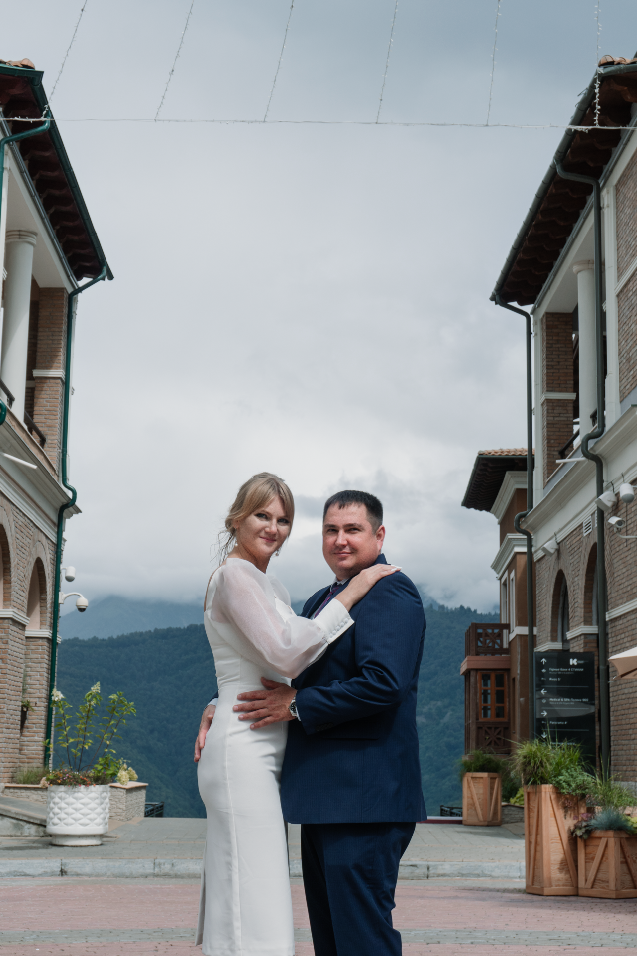 Фотоснимок жениха и невесты на курорте Красная Поляна