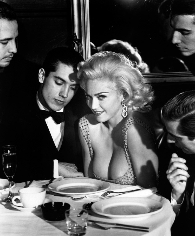 Мадонна в компании мужчин.