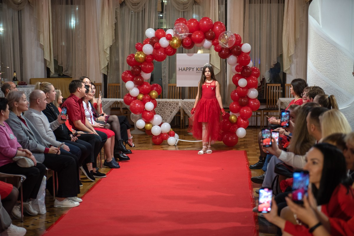 Выпускной в детской школе моделей HAPPYkids 2024. Семейный и коммерческий фотограф в Сочи Александр Бодунов