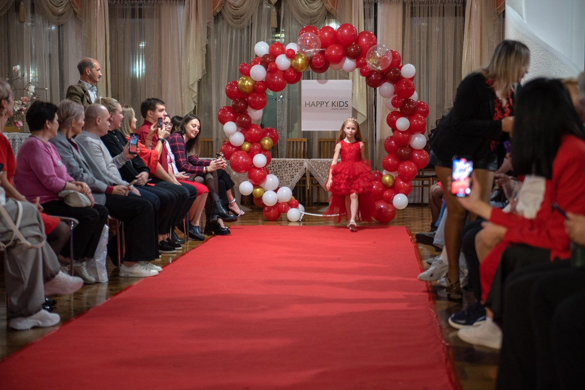 Выпускной в детской школе моделей HAPPYkids 2024. Семейный и коммерческий фотограф в Сочи Александр Бодунов