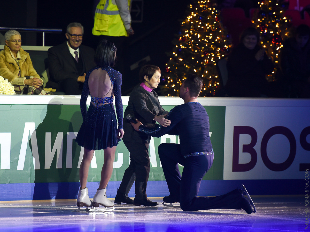 Тамара Николаевна принимает поздравления от учеников