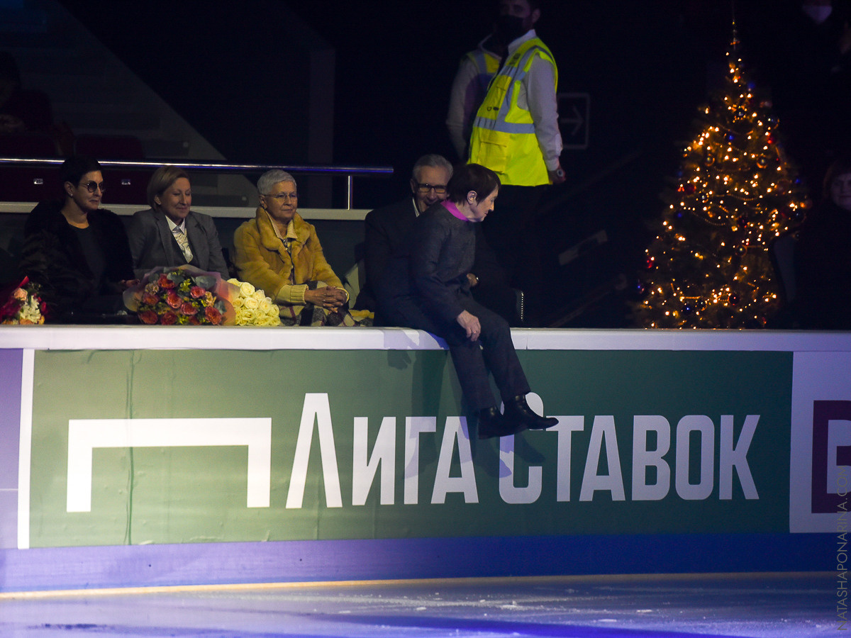 Тамара Николаевна Москвина перепрыгивает через борт