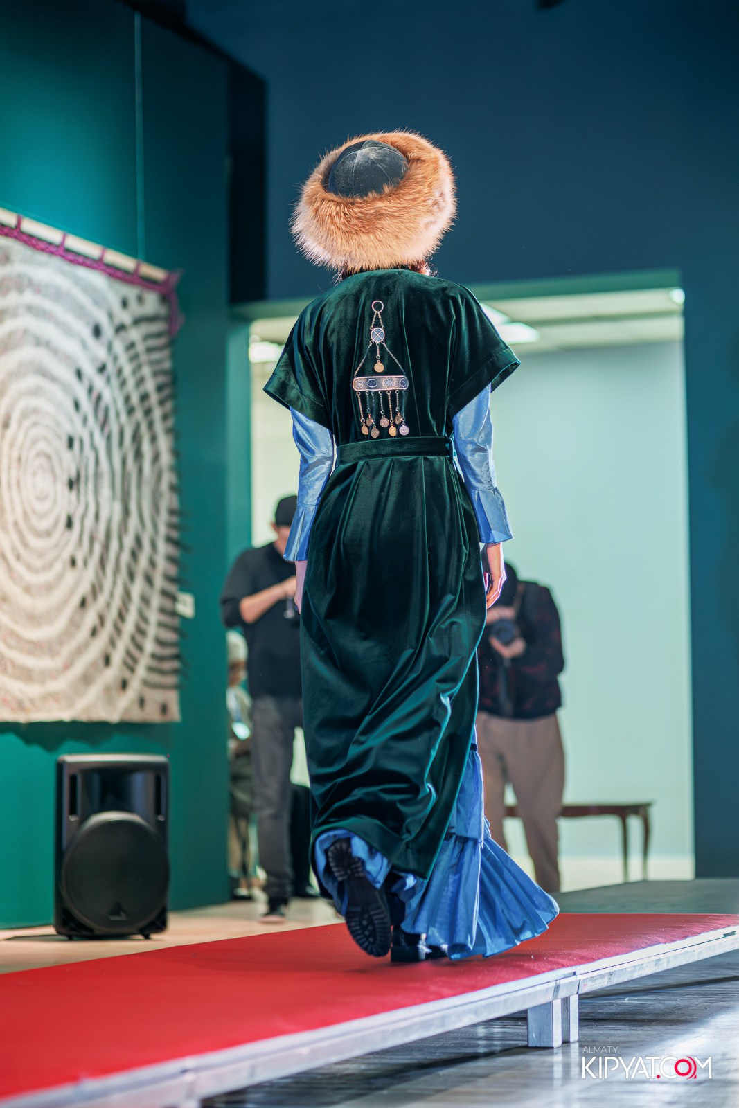 FASHION ПОКАЗ, КАЗАХСКОЙ НАЦИОНАЛЬНОЙ ОДЕЖДЫ. КИПЯТКОМ АЛМАТЫ!