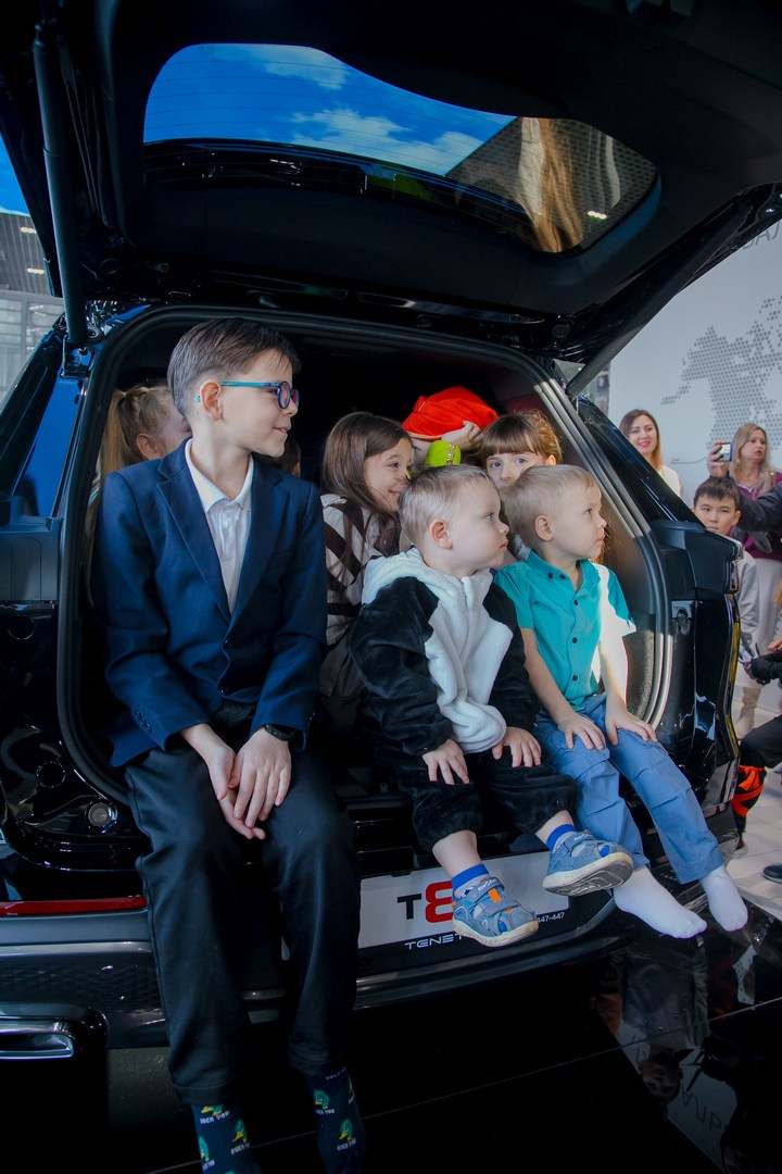 Чудеса на новогодней елке: хоровод игрушек. Репортажная съемка Иркутск Александр Ростов