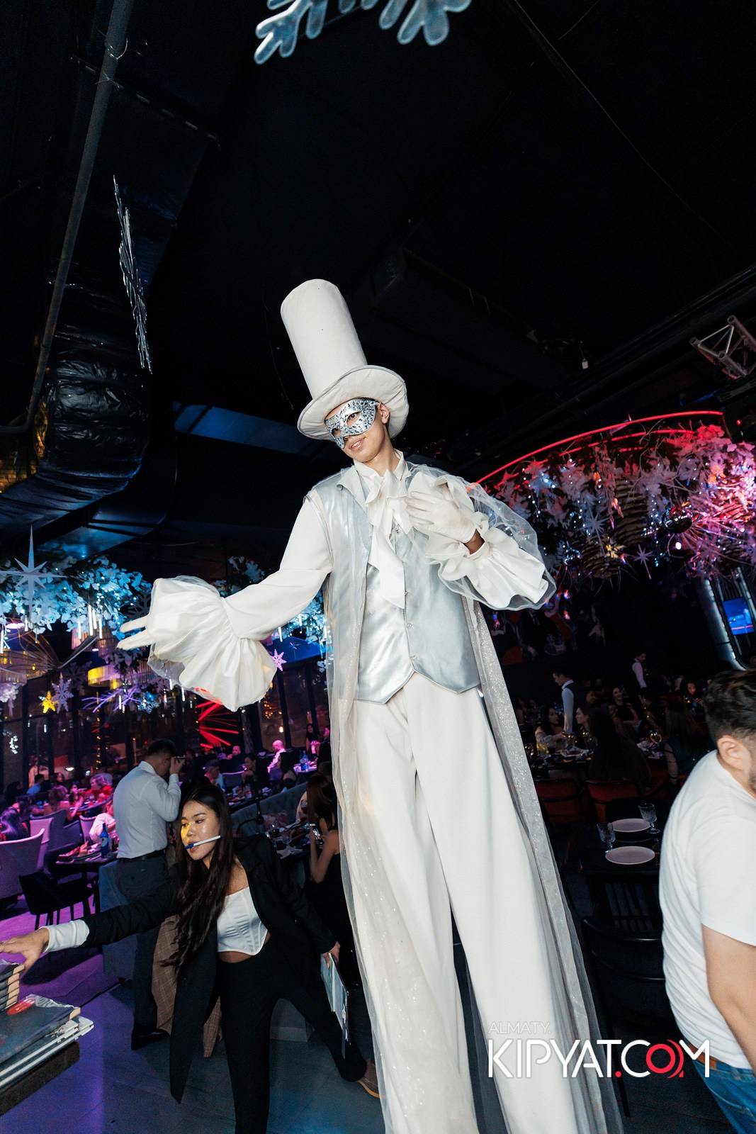 FRIENDS BAR & TERRACE. КИПЯТКОМ АЛМАТЫ!