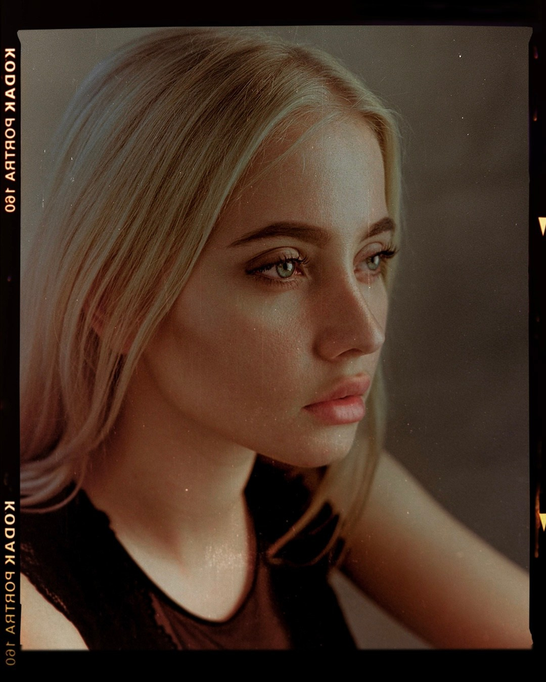 Блондинка с красивыми глазами смотрит прямо