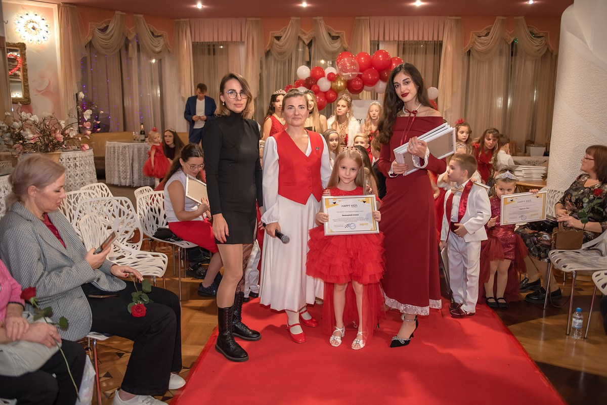 Выпускной в детской школе моделей HAPPYkids 2024. Семейный и коммерческий фотограф в Сочи Александр Бодунов