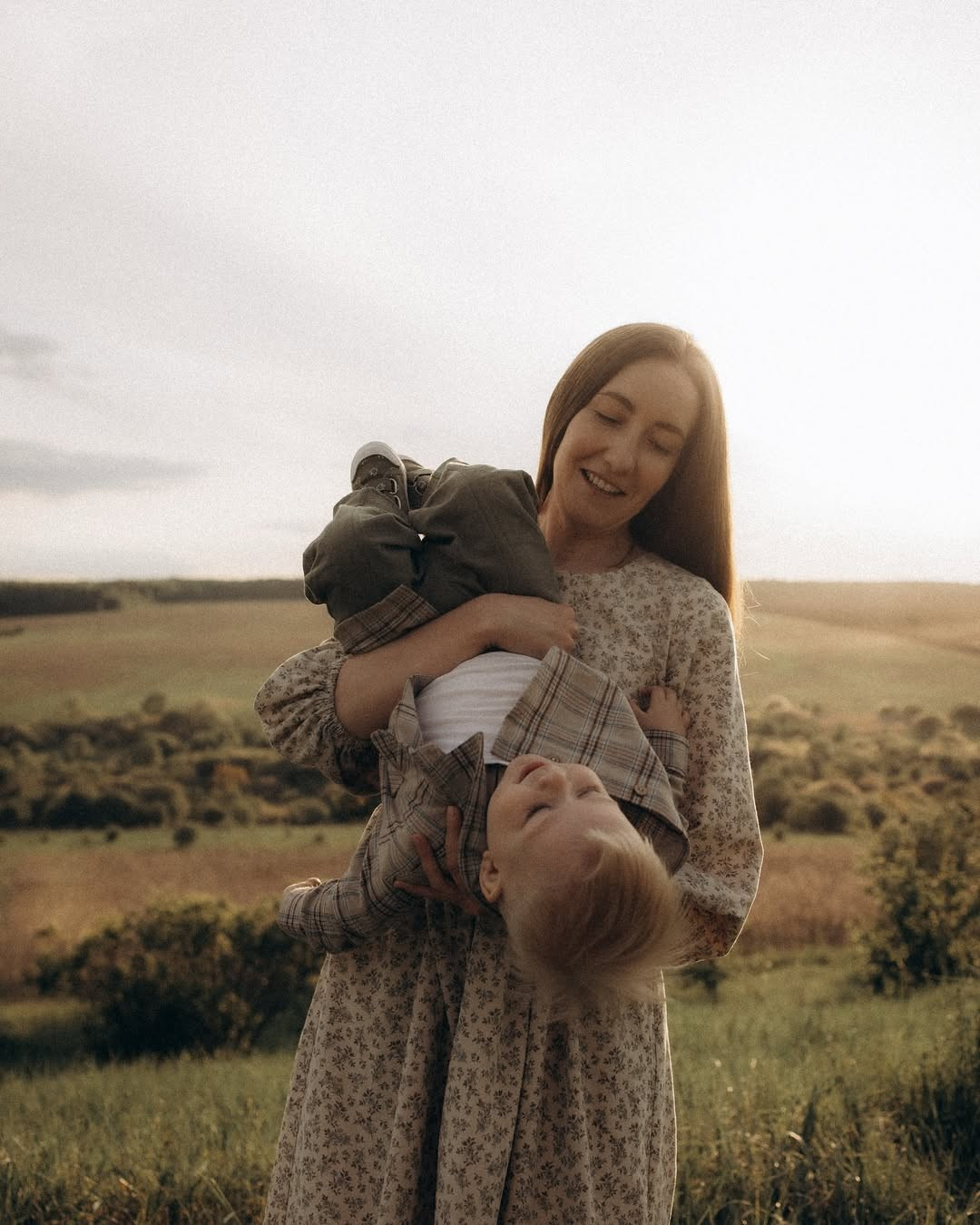 Мама с детьми / поле