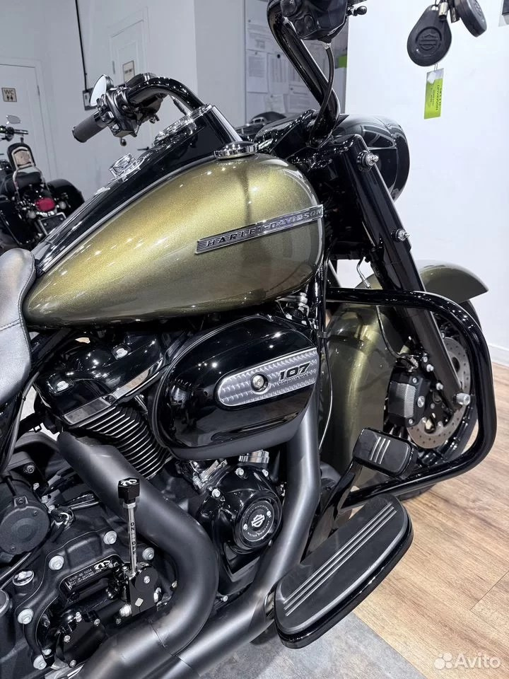 Купить Harley-Davidson 2017 Road King (Olive Gold) (Touring) — подробнее на сайте. Hello Davidson, Москва. Только хорошие мотоциклы…