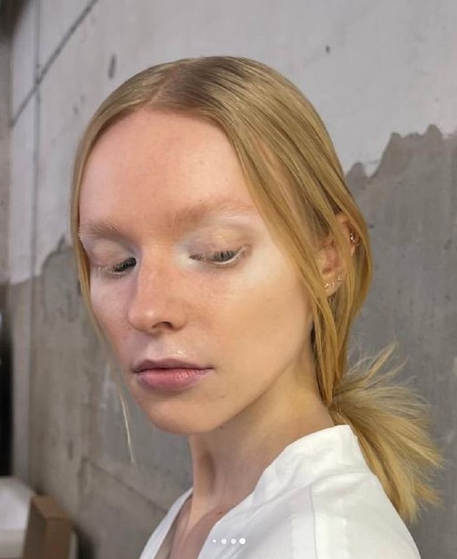 USHATÁVA   paper street show