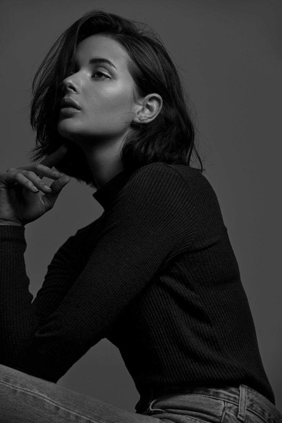 Женский портрет в черной водолазке на монохромном фоне, фотосессия минимализм