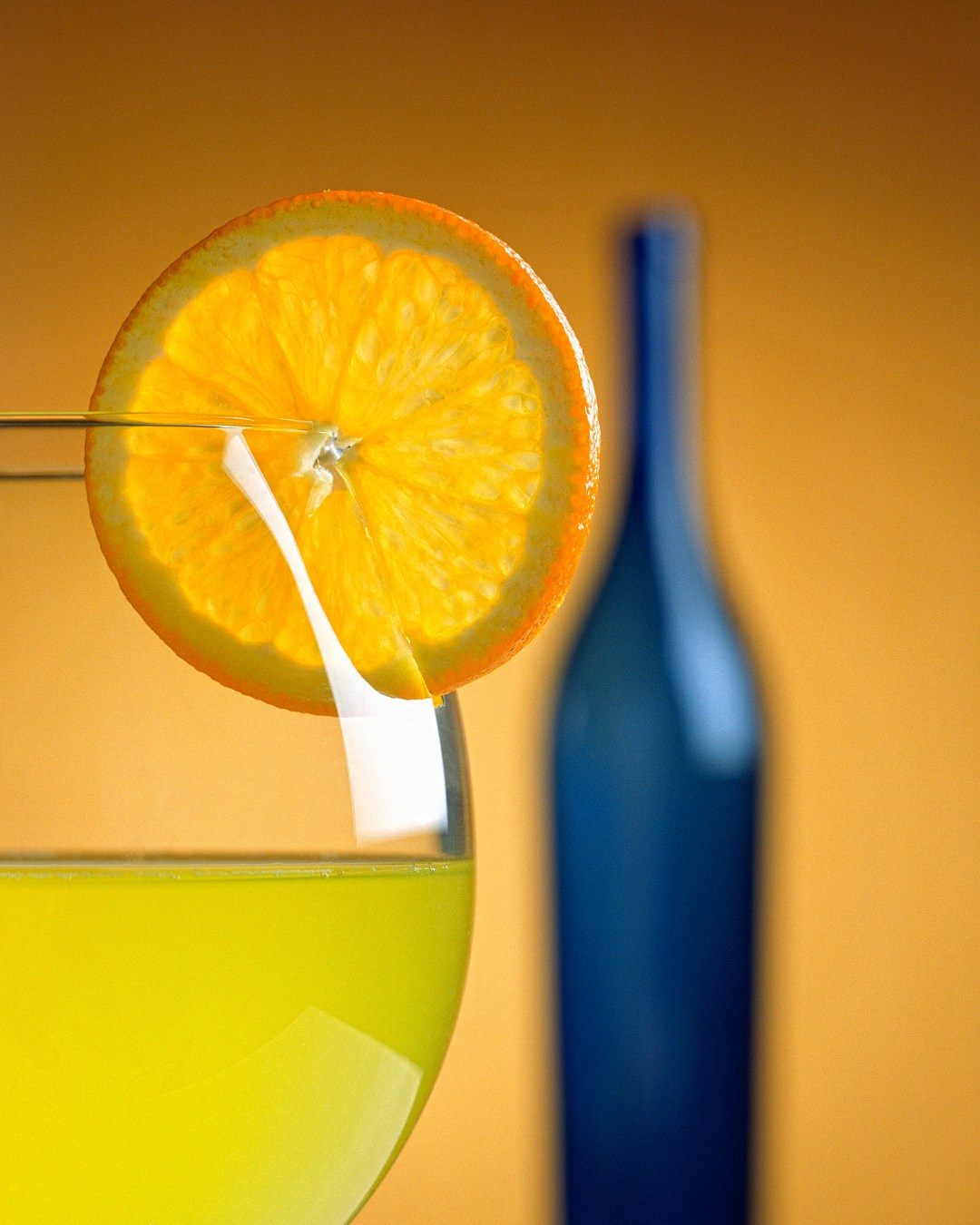 фотография для оформления интерьера кафе, бутылка, бокал и долька апельсина