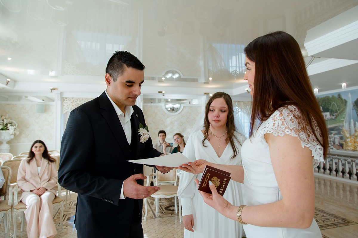 Свадебная фотосессия в ЗАГСе. Свадебный фотограф в Санкт-Петербурге Антон Владимиров