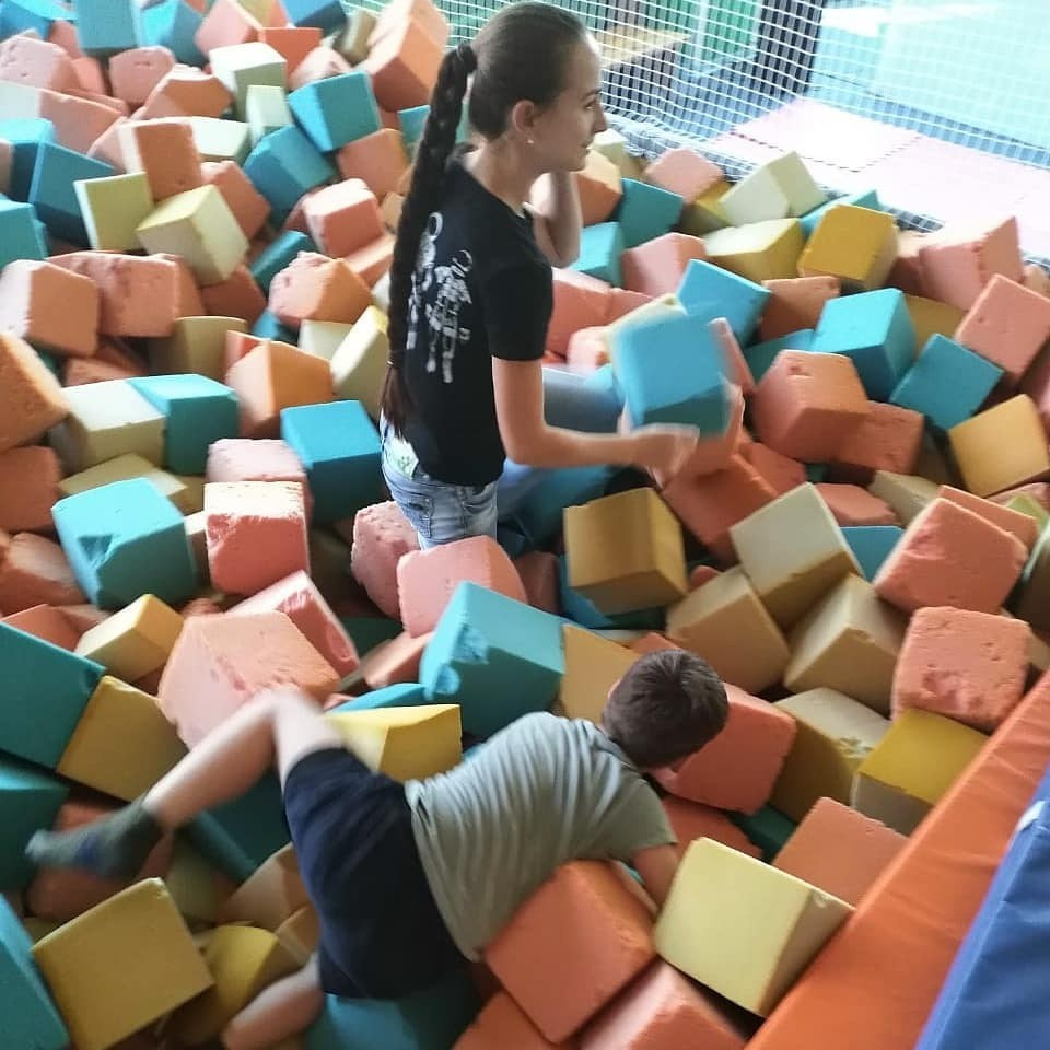 На старт, внимание, полетели! 🤸‍♂️🤸‍♀️ Батутный центр @freestyle_sport_center дарит нашим детям радость движения!