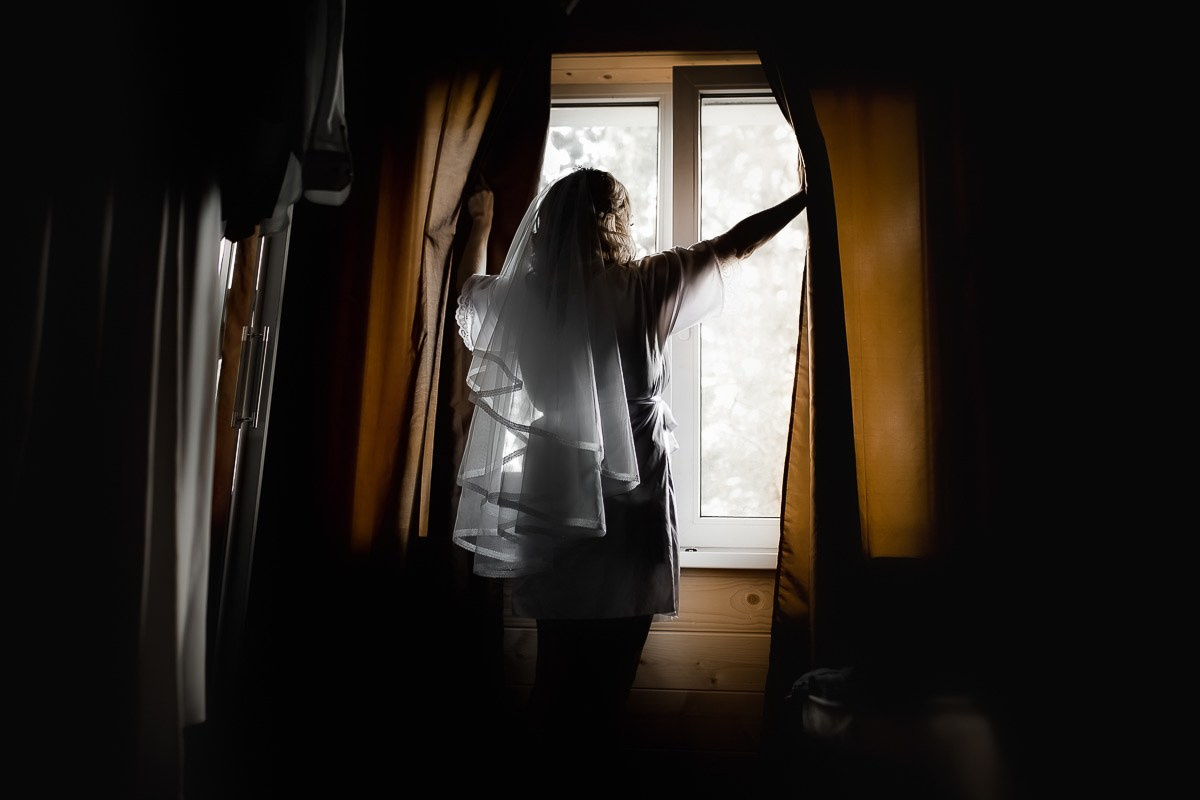 Невеста распахивает штору  в комнате в Санкт-Петербурге