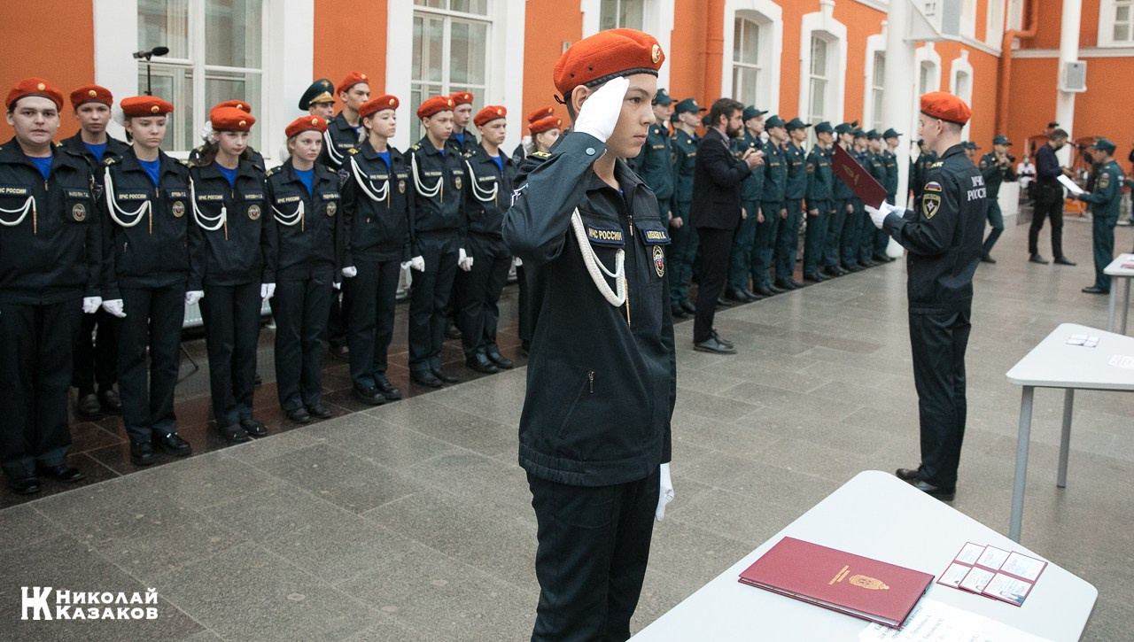 Воспитанники кадетских классов МЧС во время торжественного посвящения в кадеты в Атриуме Петропавловской крепости 
