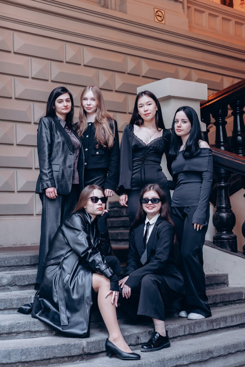 Выпускной альбом для школьного класса — фотосъёмка, дизайн и печать в Москве. MILATE — выпускные альбомы, фотосессии и видео в Москве