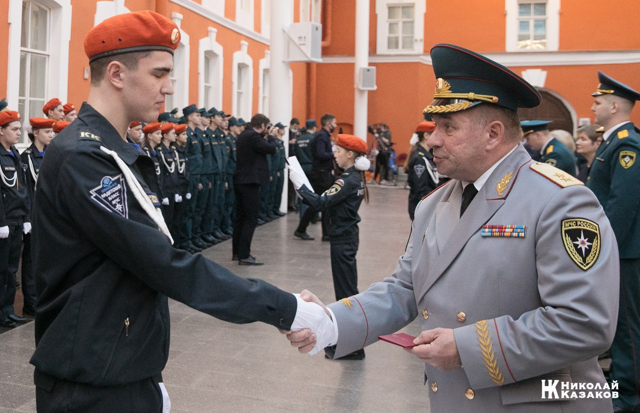Воспитанница кадетского класса МЧС читает присягу во время торжественного посвящения в кадеты в Атриуме Петропавловской крепости 