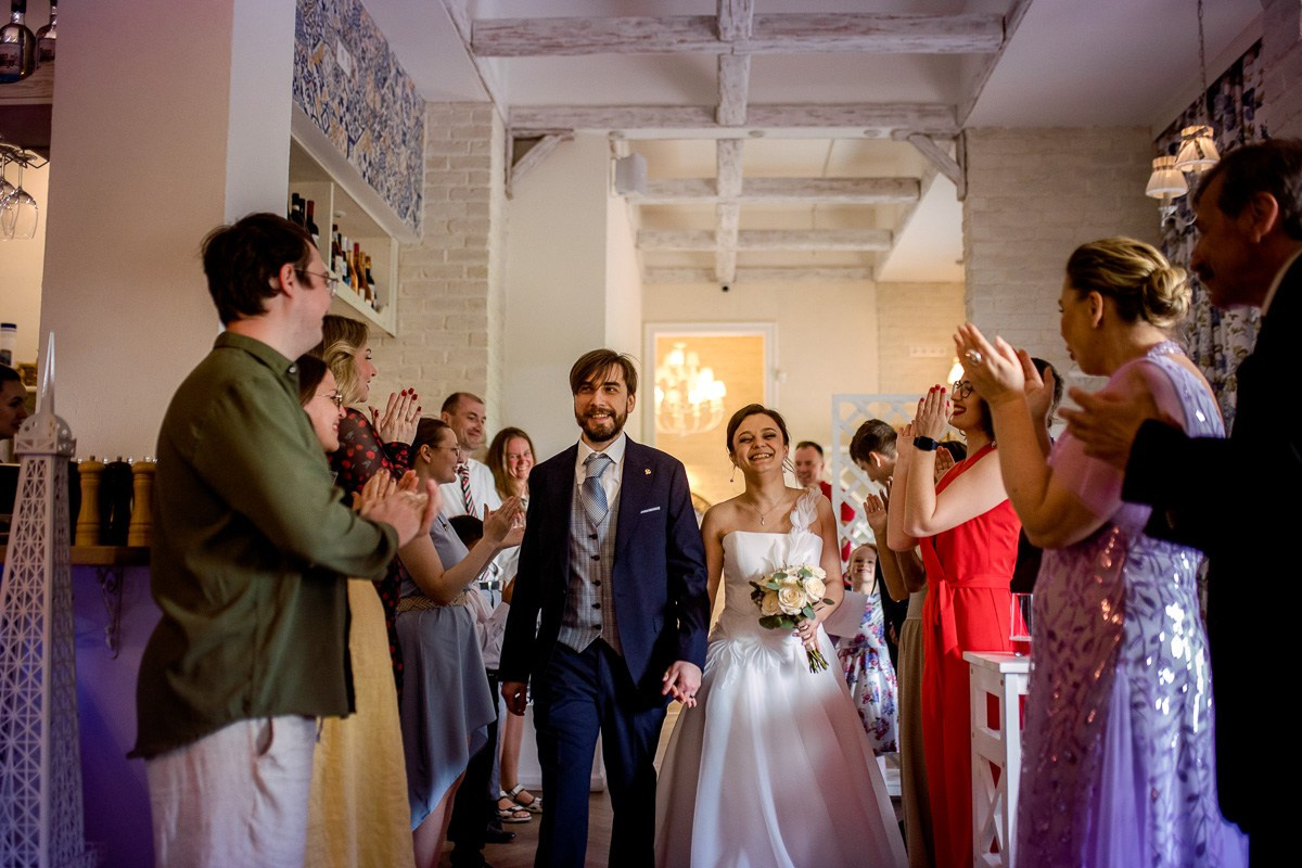 Свадебная фотосессия в ресторане. Свадебный фотограф в Санкт-Петербурге Антон Владимиров