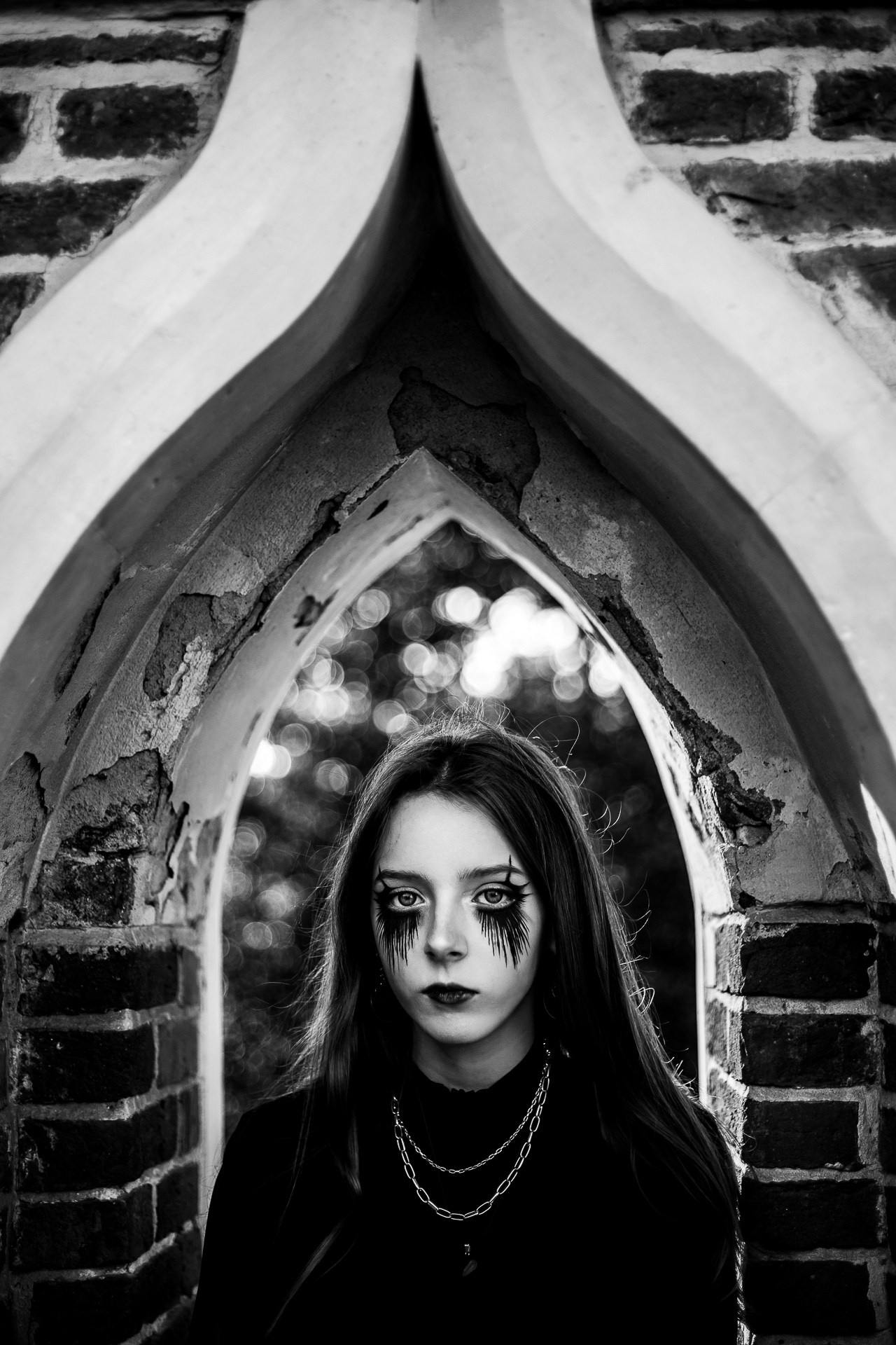 Фотограф Михаил Панагушин - девушка гот в красивой арке.