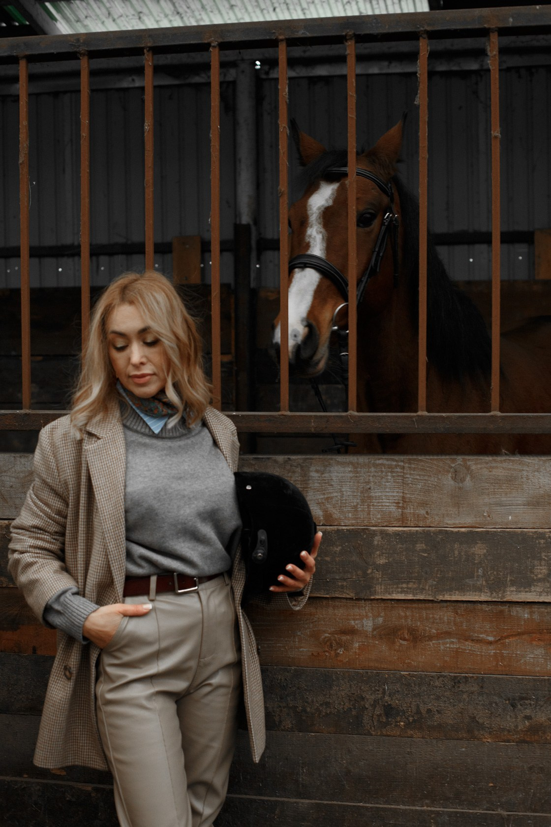 Фотограф Алеся Цайтлер,Фотосессия в конном стиле: модель в жокейском образе с красивой коричневой лошадью, портрет,женский портрет,портретный фотограф 