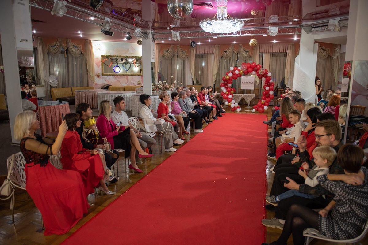 Выпускной в детской школе моделей HAPPYkids 2024. Семейный и коммерческий фотограф в Сочи Александр Бодунов