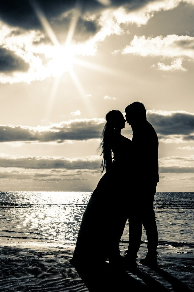 Молодые влюбленные сняты на семейной фотосессии в закат этого дня