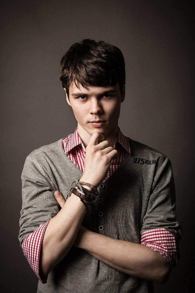 МОлодой человек смотрит в кадр при портретной фотосессии 