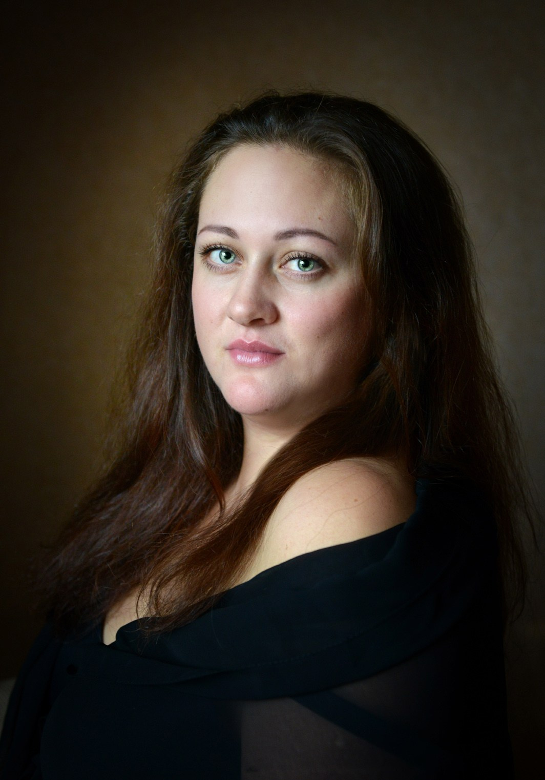 Художественный портрет статной голубоглазой брюнетки