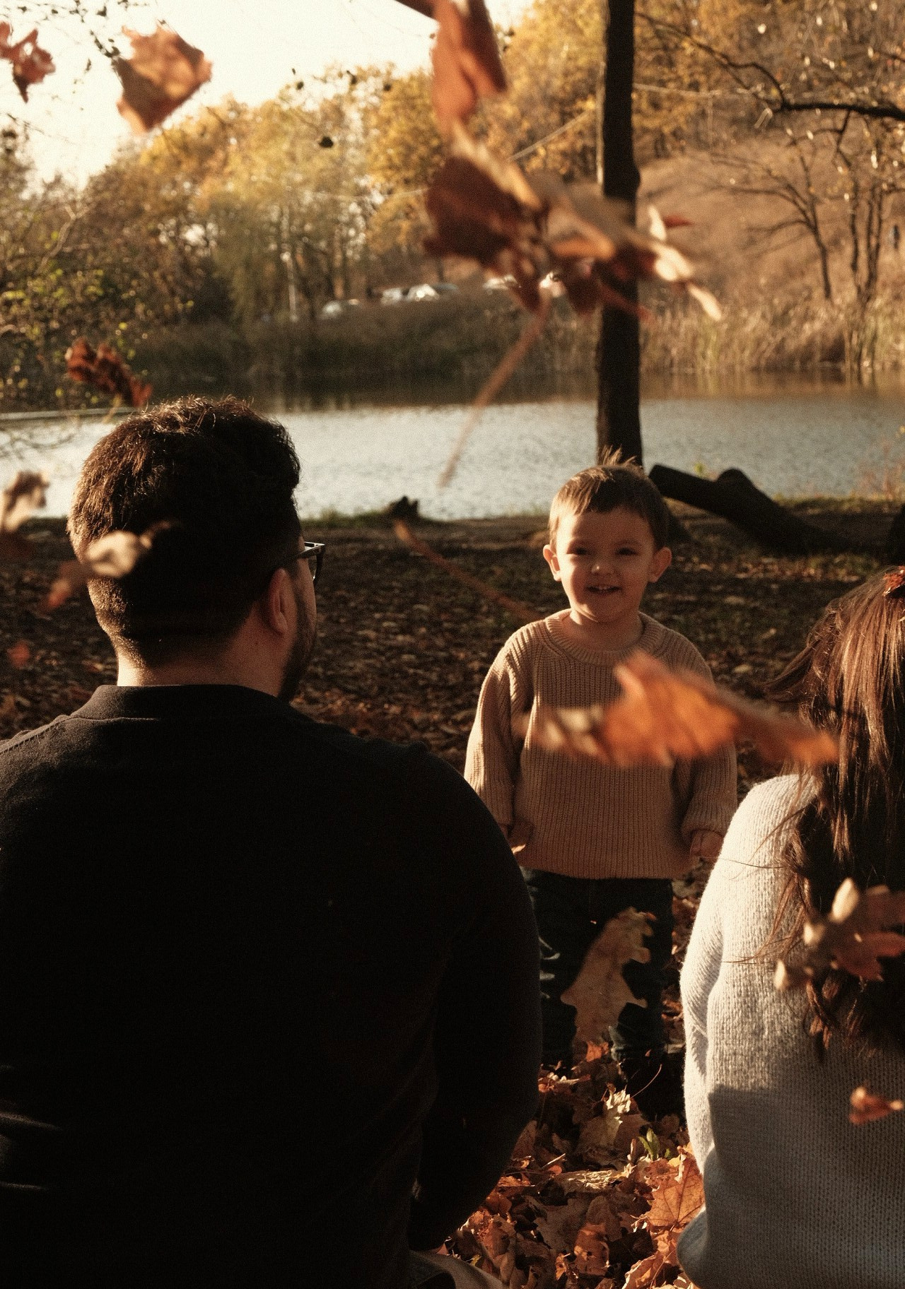 семейная съемка Саратов мама папа сын листья на природе в лесу