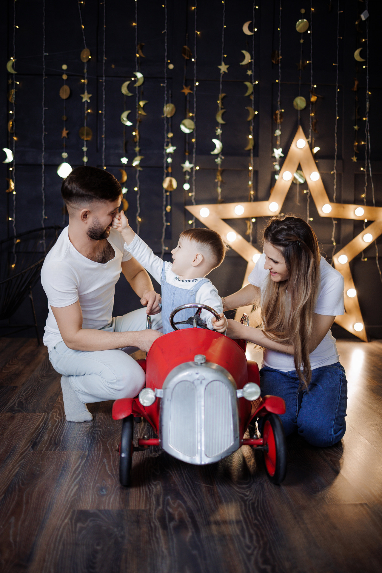 Семейная фотосессия в новогодней студии. Фотограф Тимур Биктимеров: портреты, репортажи, фотокниги