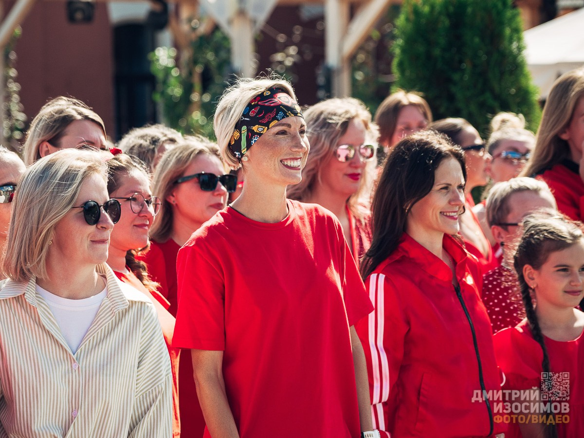 Забег в красных платьях