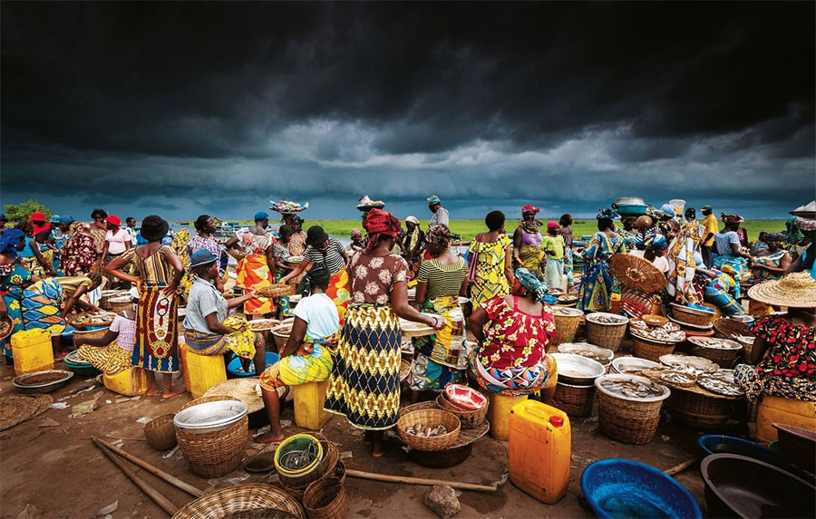 фотография Арта Вульфа с представителями этнических культур в природной среде