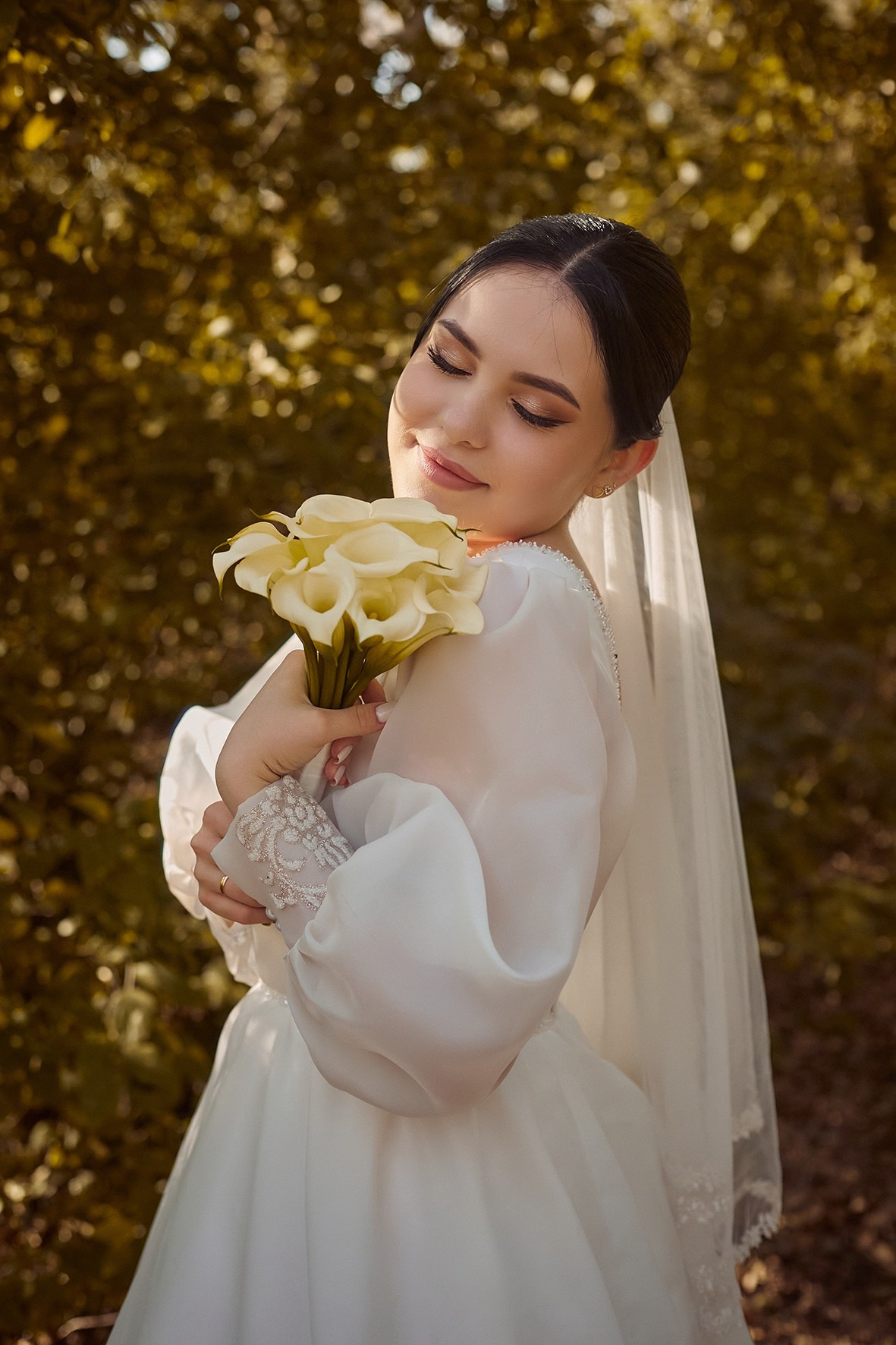 Фотограф в Москве. Свадьба. Невеста в осеннем саду. Букет невесты.