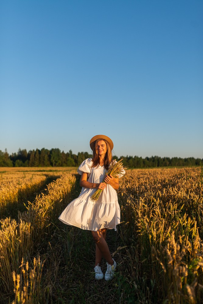 Поле, закат и наши улыбки. Фотограф Мария Ковкова
