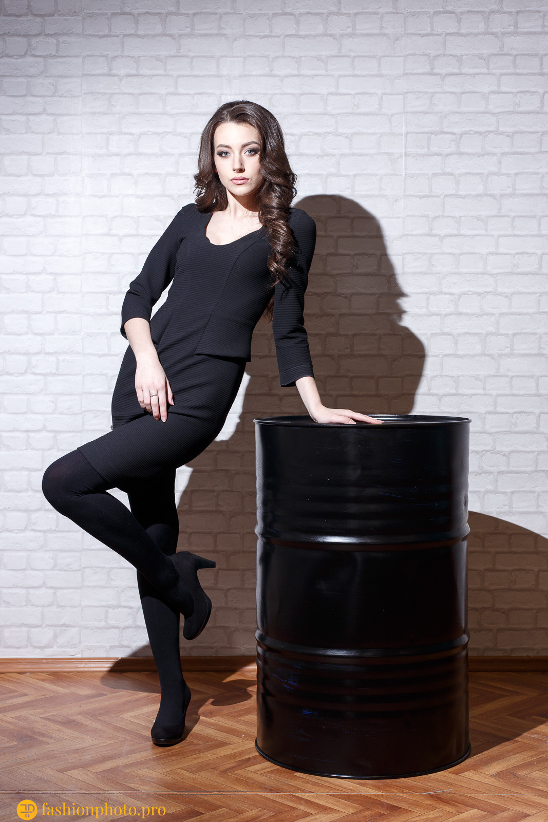 Фотосессия с черной бочкой и шариками