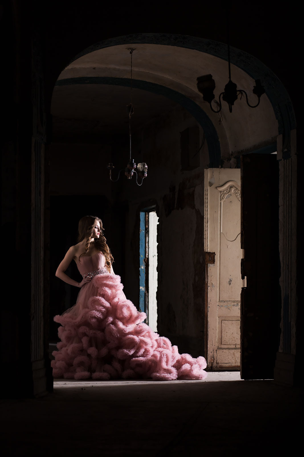 Фотосессия в розовом платье в старинном особняке