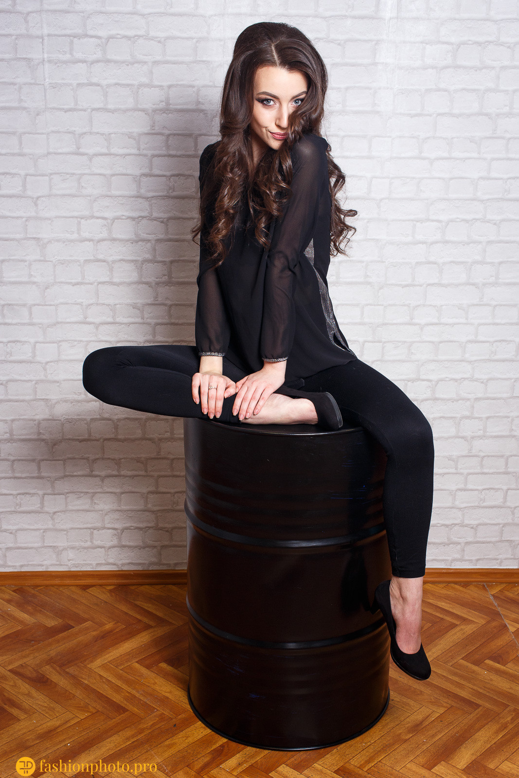 Фотосессия с черной бочкой и шариками