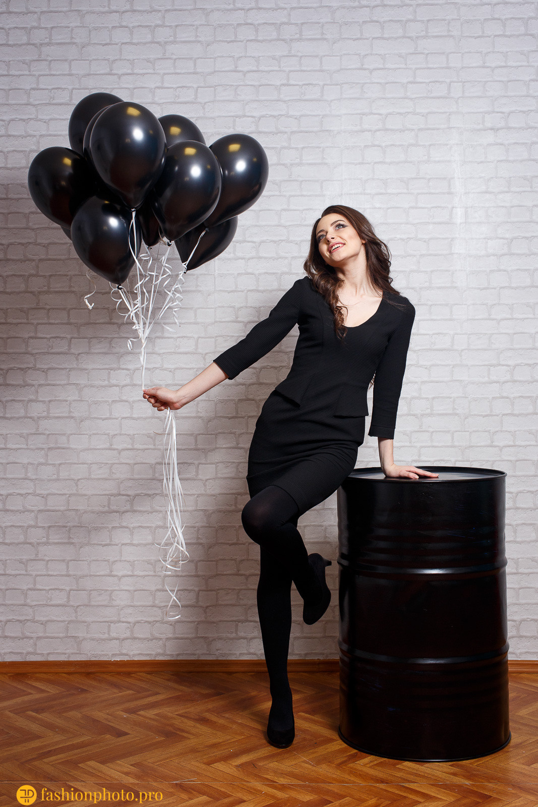 Фотосессия с черной бочкой и шариками