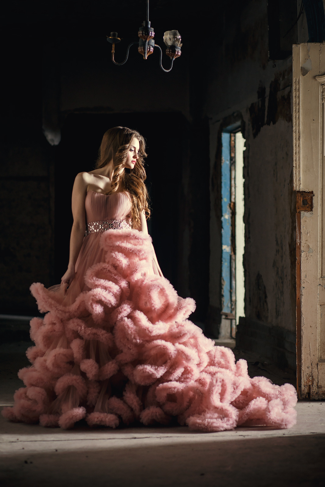 Фотосессия в розовом платье в старинном особняке