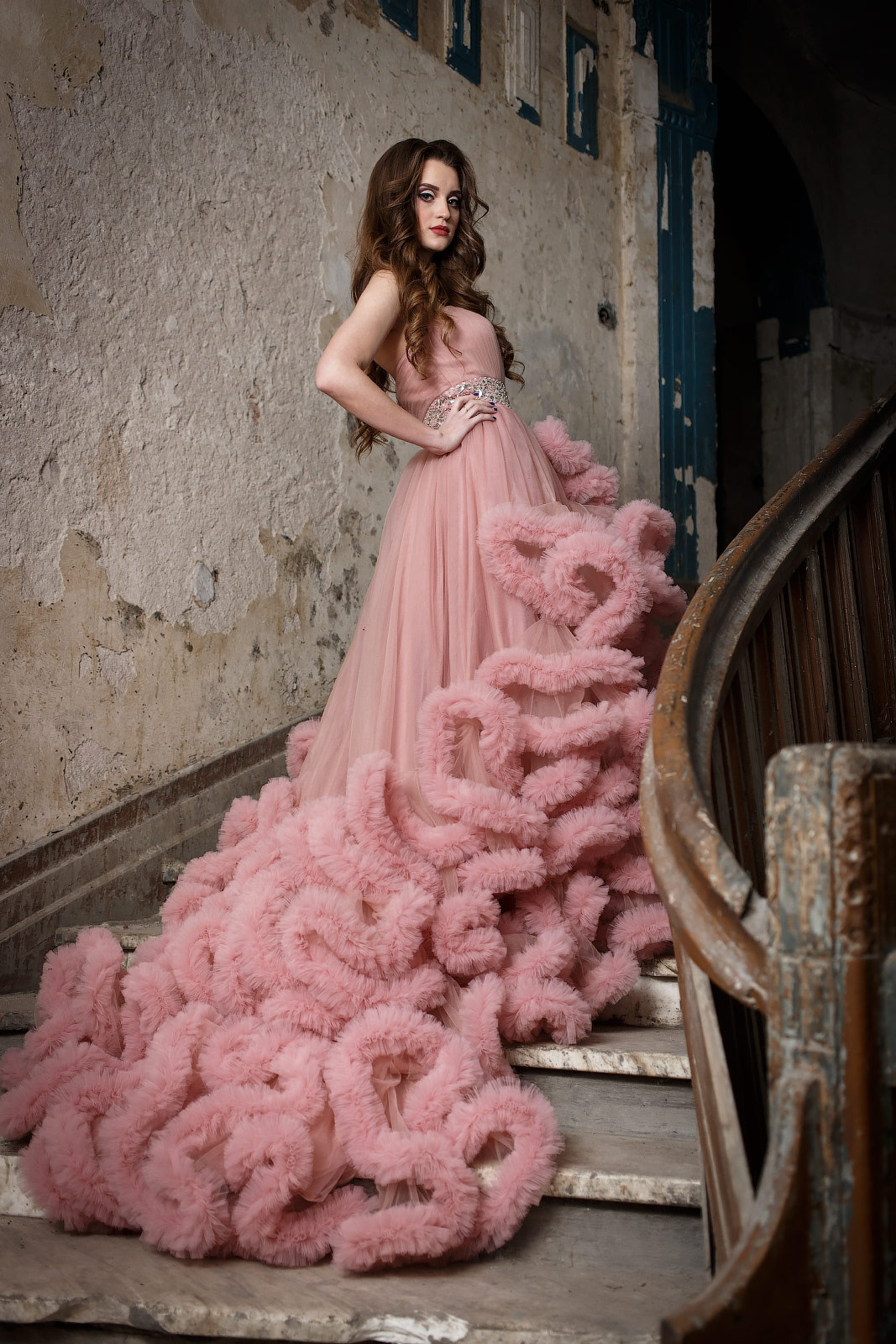 Фотосессия в розовом платье в старинном особняке