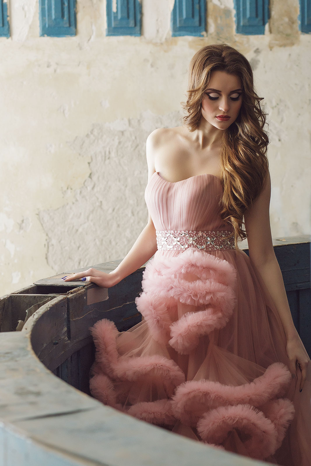 Фотосессия в розовом платье в старинном особняке