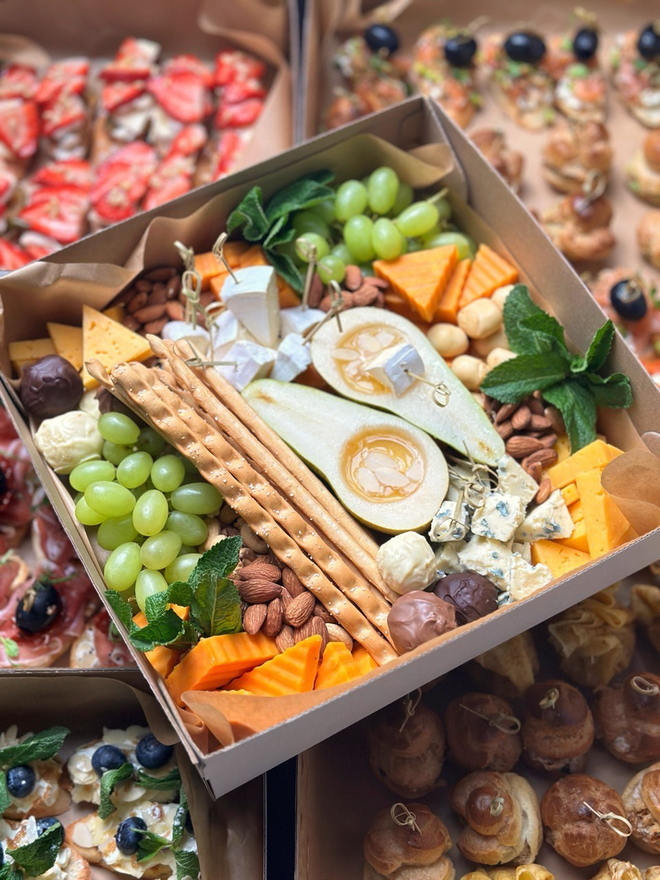 ГастроБоксы. Выездной кейтеринг, съедобные букеты, торты и сладости на заказ