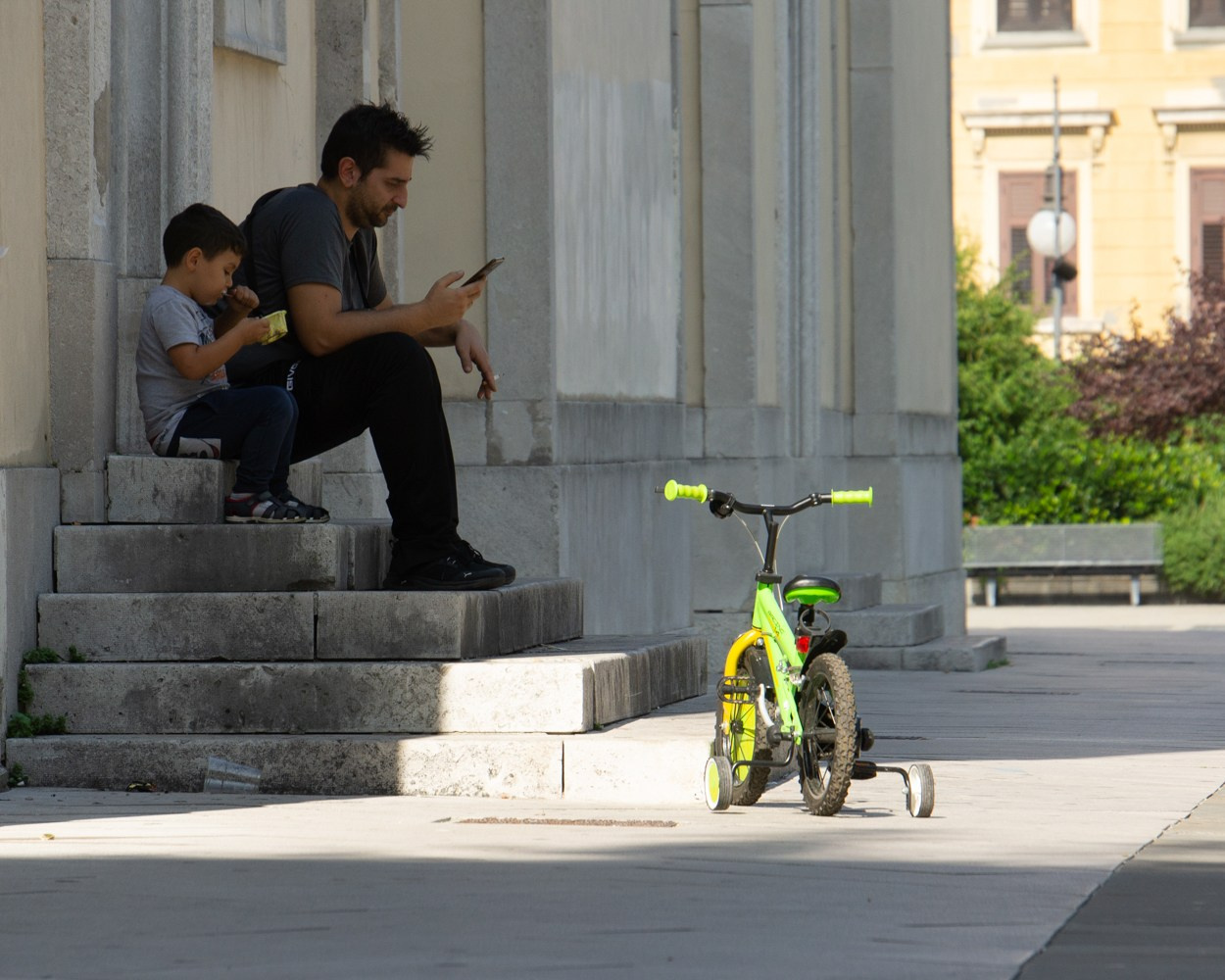 Uomini e telefoni. Fotografo Alina Imanbaeva Trieste e FVG