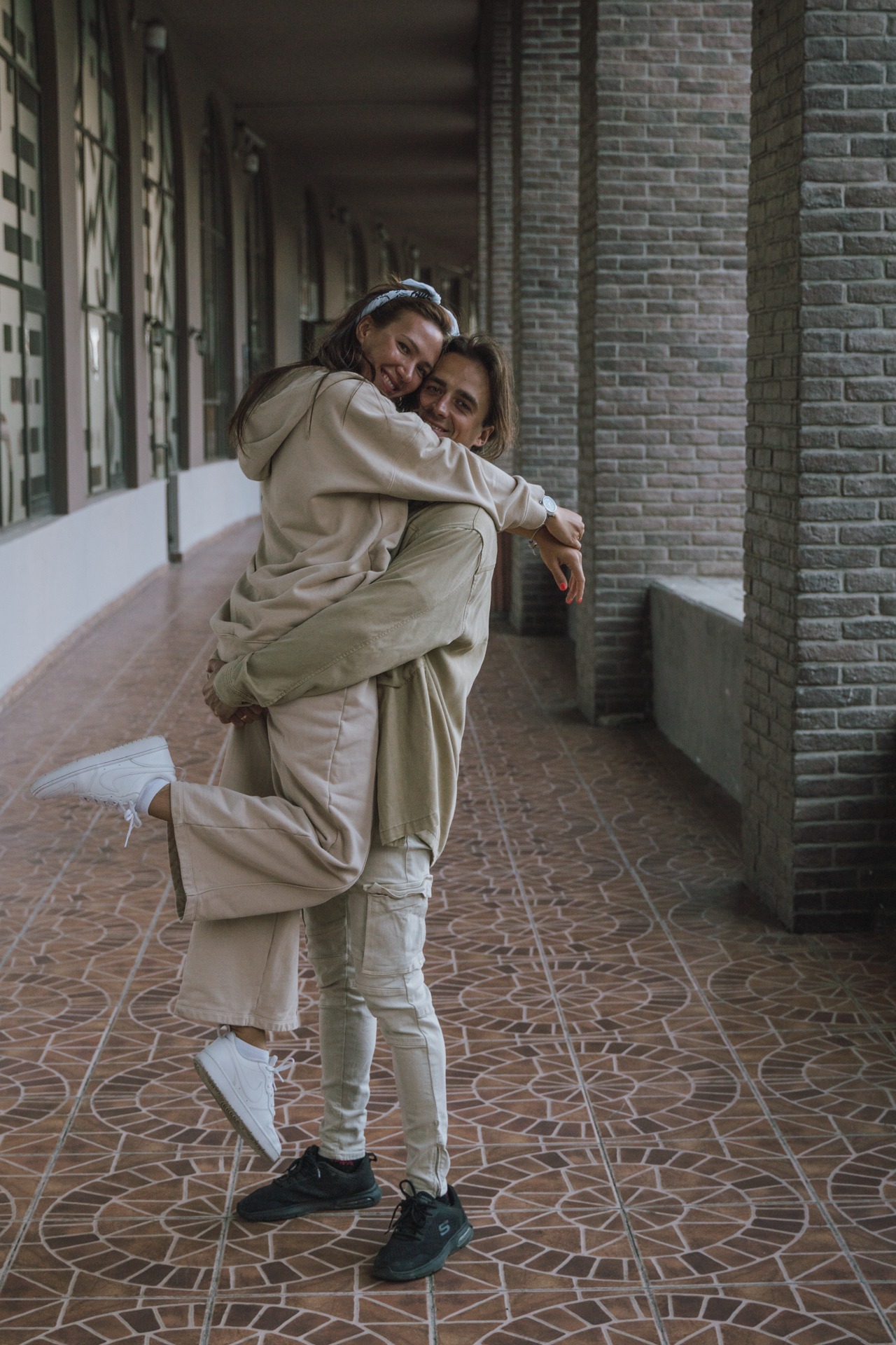 Фотоснимок обнимающие пары на курорте Красная Поляна