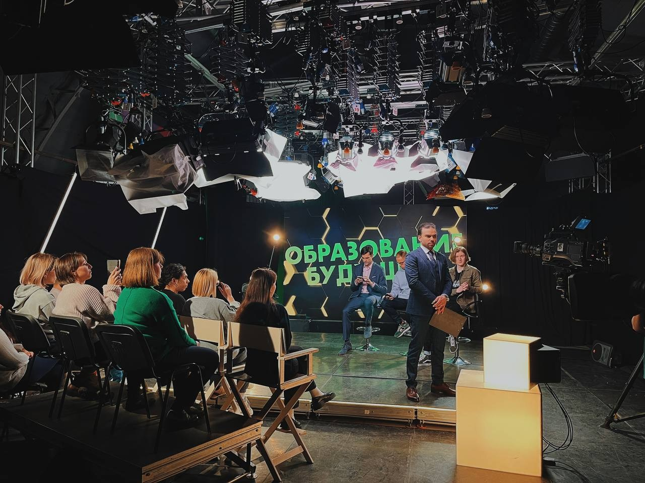 Актёр кино, артист мюзиклов, ведущий мероприятий, ведущий свадеб, дед Мороз — всё это Святослав Ставцев