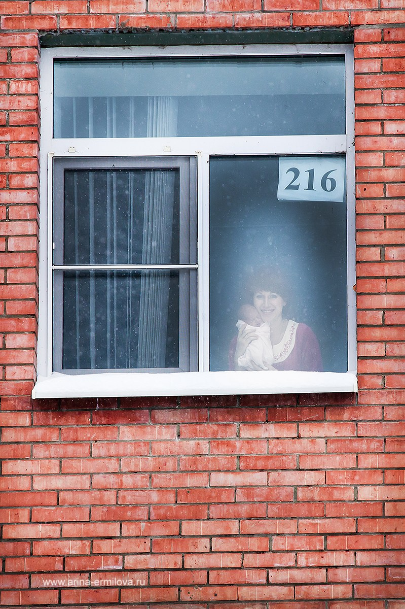 Выписка из роддома. Репортажный, семейный и детский фотограф в Пензе и Заречном Арина Ермилова. Картины барельеф на заказ